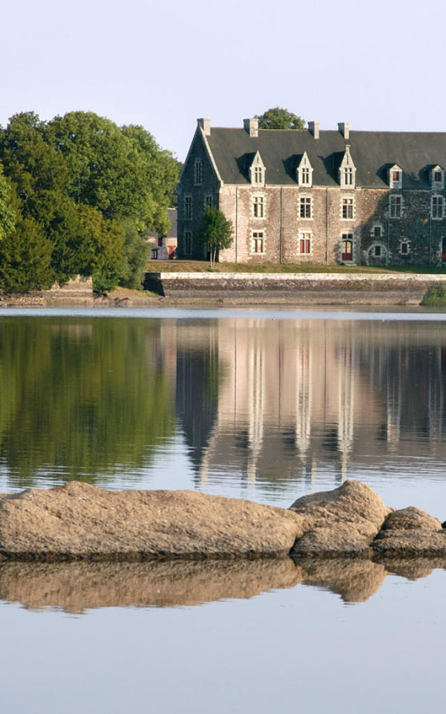 reflet du château de Comper dans le lac