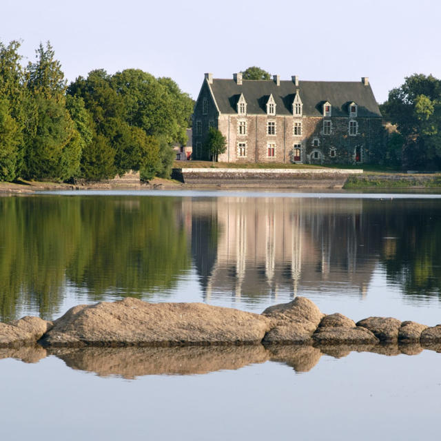 reflejo del castillo de Comper en el lago