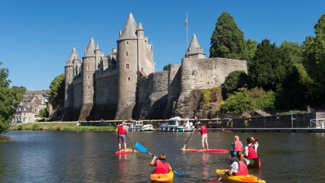 Activités nautiques sur le Canal de Nantes à Brest à Josselin