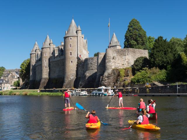 Activités nautiques sur le Canal de Nantes à Brest à Josselin