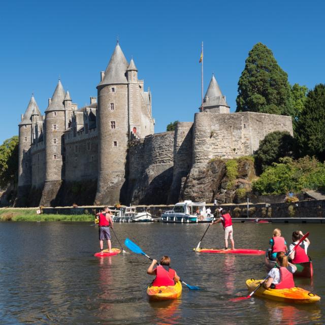 Activités nautiques sur le Canal de Nantes à Brest à Josselin