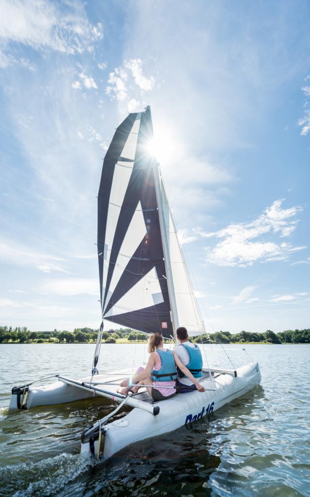 voile catamaran sur le lac au Duc