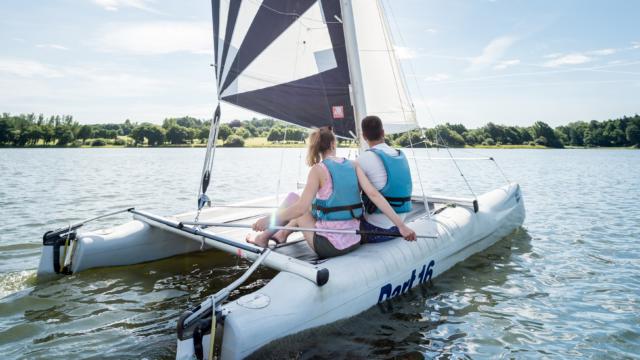 Katamaransegeln auf dem Lac au Duc