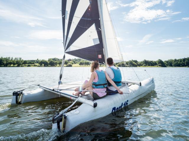 navegación en catamarán por el lago Duc