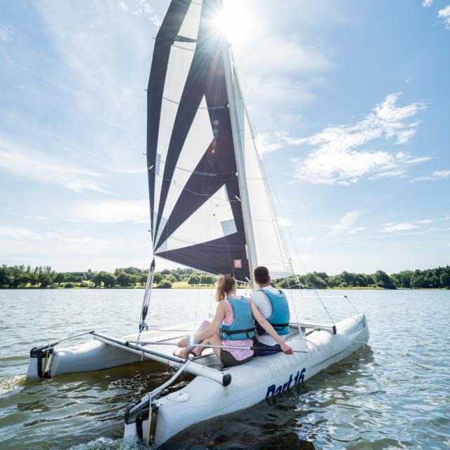 voile catamaran sur le lac au Duc