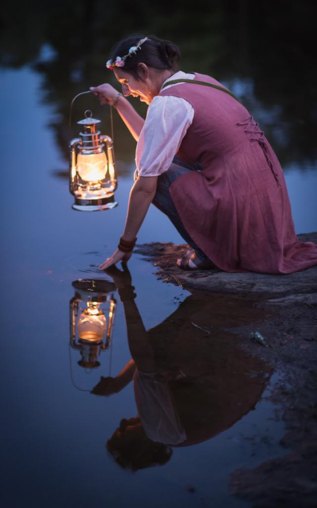 Geschichtenerzähler in Broceliande in der Abenddämmerung