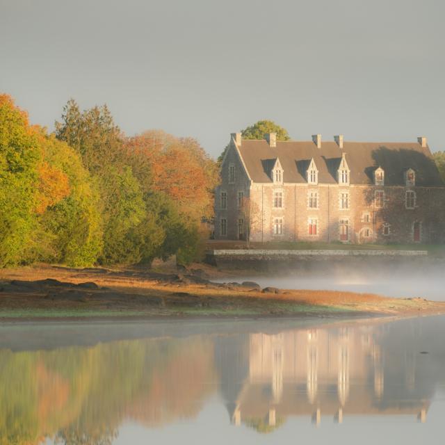 L'etang de Comper, sous ses eaux reside dans un chateau de cristal la fee Viviane qui offre au roi Arthur la celebre epee magique Excalibur.Vue sur le chateau de Comper a Concoret.