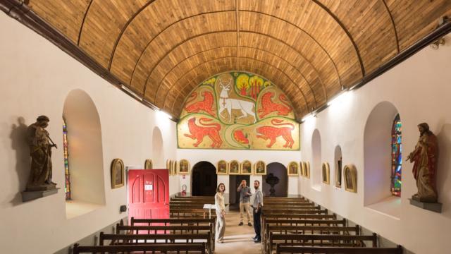 église du Graal,abbé Gillard, fresque, cerf blanc, Tréhorenteuc, légendes arthuriennes, brocéliande, Morbihan, Bretagne