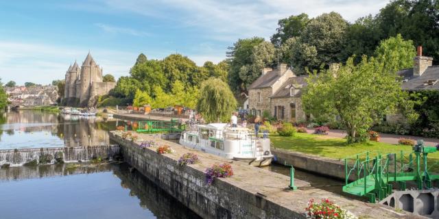 Château de Josselin au bord du Canal de Nantes à Brest