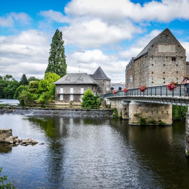 Malestroit Blick auf den Überlauf und die Mühle