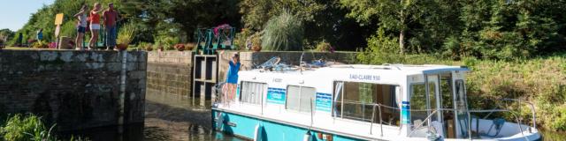 Bateau sur le Canal de Nantes à brest à Malestroit