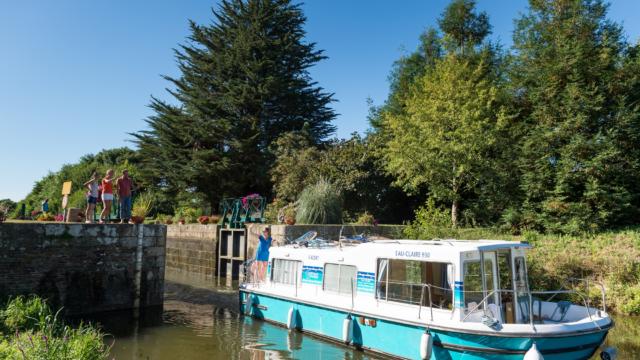 Bateau sur le Canal de Nantes à brest à Malestroit