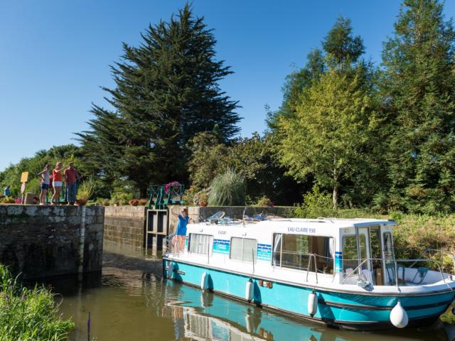 Bateau sur le Canal de Nantes à brest à Malestroit