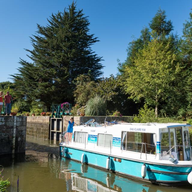 Bateau sur le Canal de Nantes à brest à Malestroit