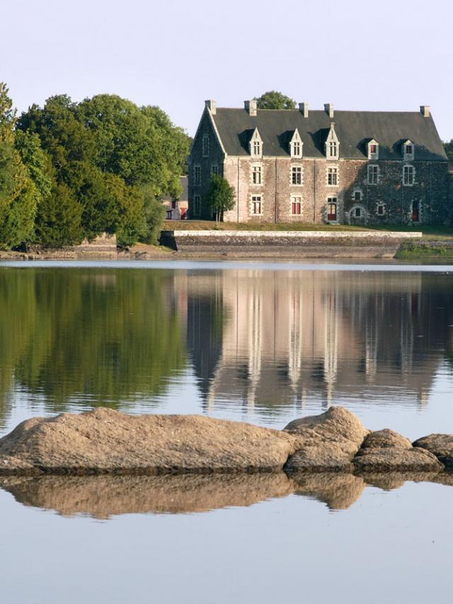 reflet du château de Comper dans le lac