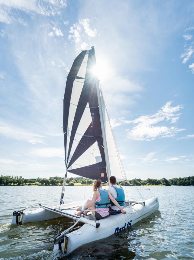 Katamaransegeln auf dem Lac au Duc