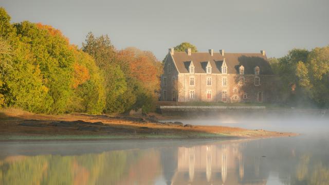 L'etang de Comper, sous ses eaux reside dans un chateau de cristal la fee Viviane qui offre au roi Arthur la celebre epee magique Excalibur.Vue sur le chateau de Comper a Concoret.