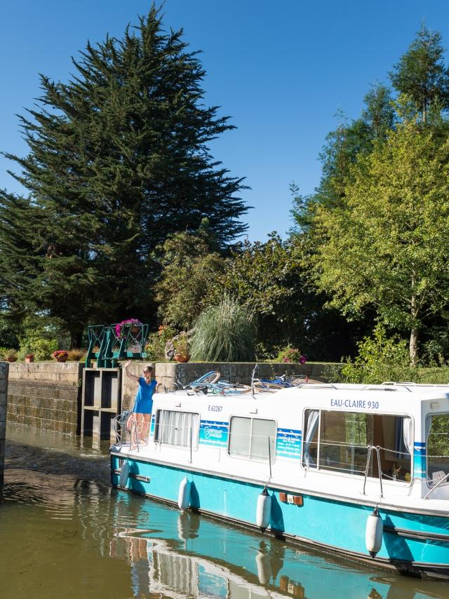 Bateau sur le Canal de Nantes à brest à Malestroit