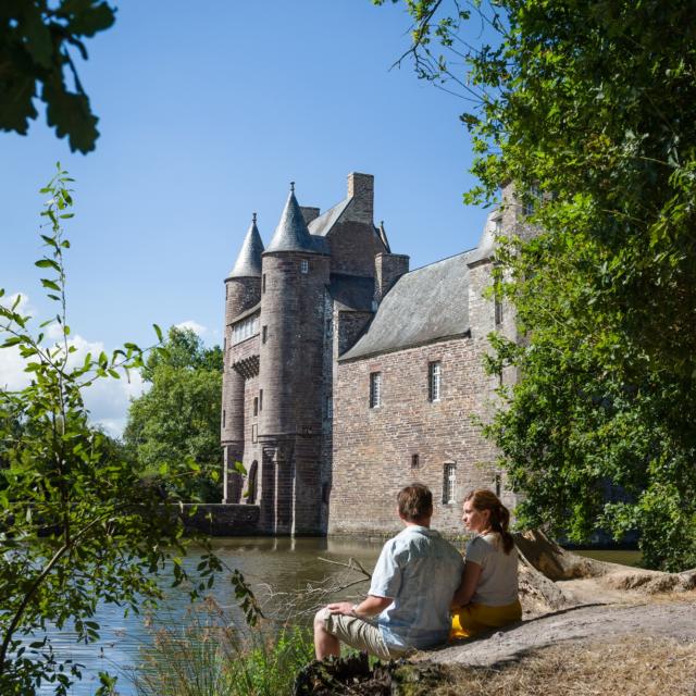 legendäres Schloss, roter Schiefer, Campénéac, Morbihan (56), Bretagne