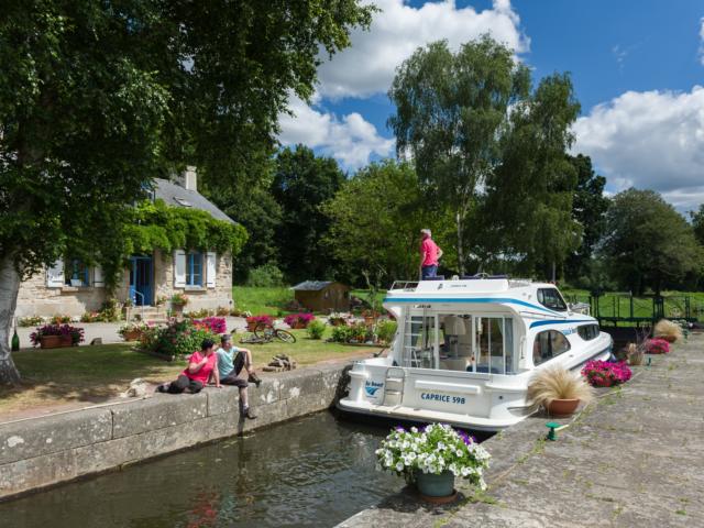 Bateau sur le Canal de Nantes à brest à Malestroit