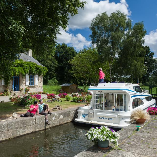 Bateau sur le Canal de Nantes à brest à Malestroit