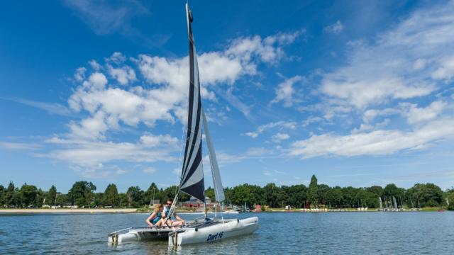 activités nautiques sur le lac au Duc, trimaran club nautique