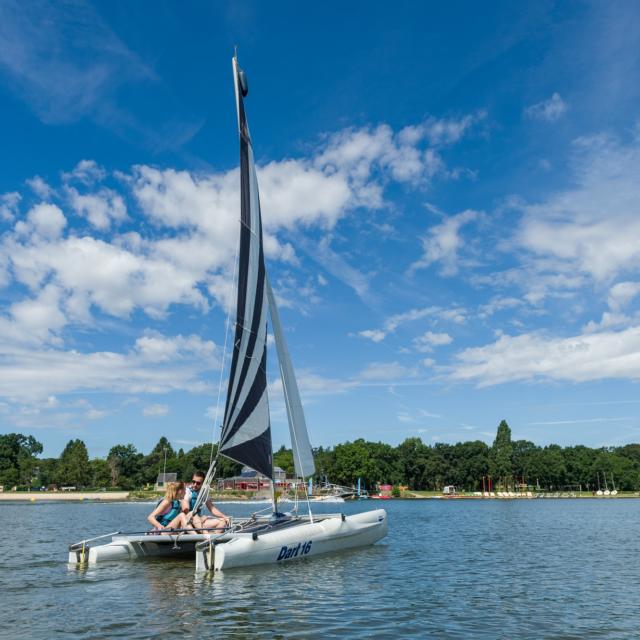 watersporten op Lac au Duc, trimaran zeilclub