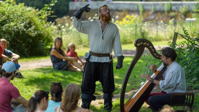 animation contes sous les chânes avec conteur et harpiste sous le chêne centenaire du château de Comper à Concoret par le centre de l'imaginaire arthurien