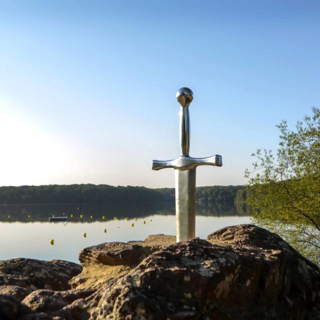 excalibur, épée dans la roche à Trémelin. Crtb-Guillaudeau Donatienne