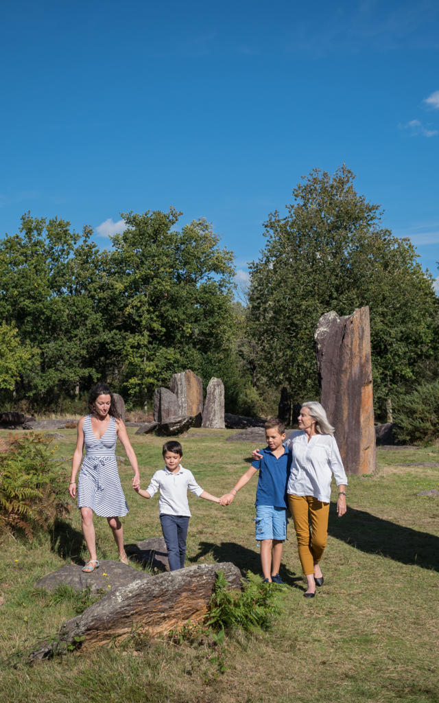 Une famille inter-generation se promene parmi les megalithes