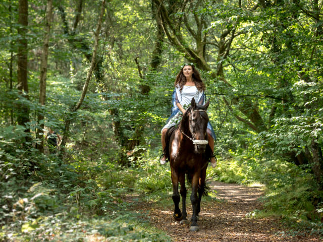 Tréhorenteuc, fée à cheval près du Val sans Retour