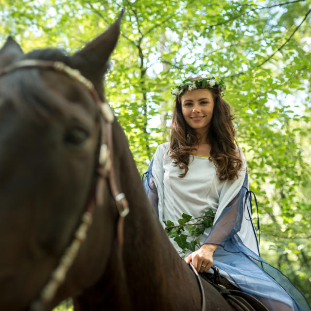 Fée, à cheval près du Val sans Retour