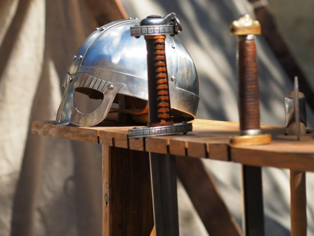 Schwerter und Ritterhelm