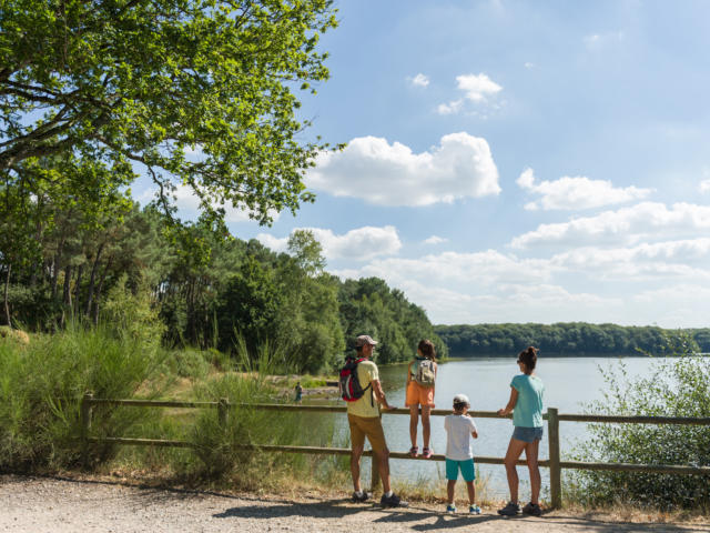 Famille au lac de Trémelin