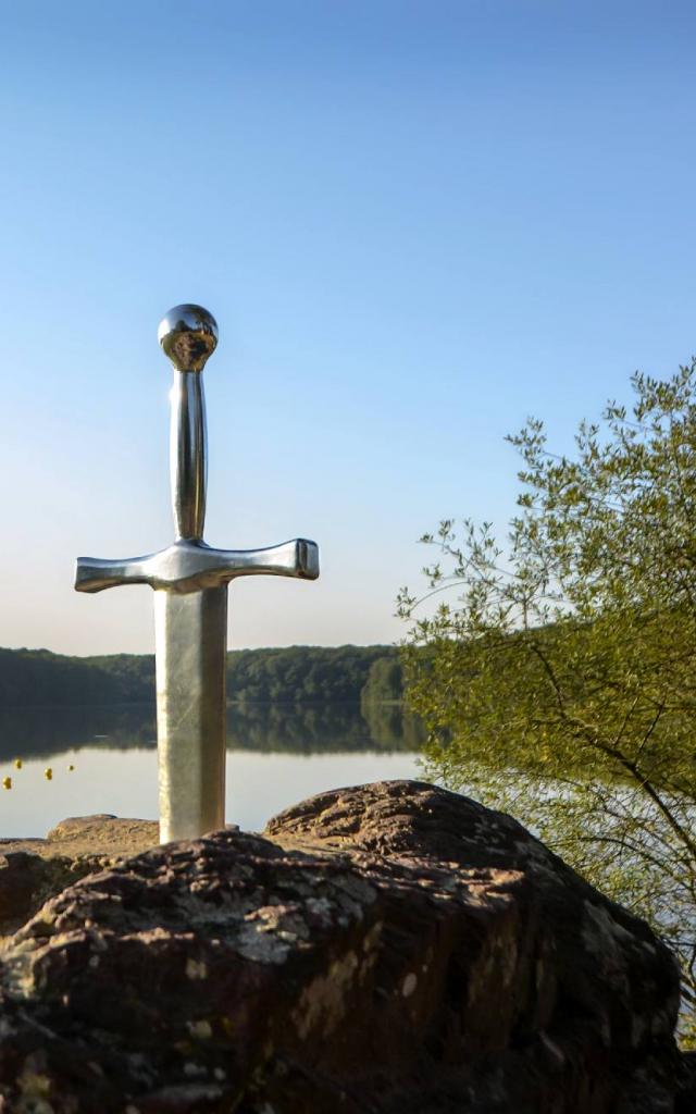 excalibur, Schwert im Felsen in Trémelin. Crtb-Guillaudeau Donatienne