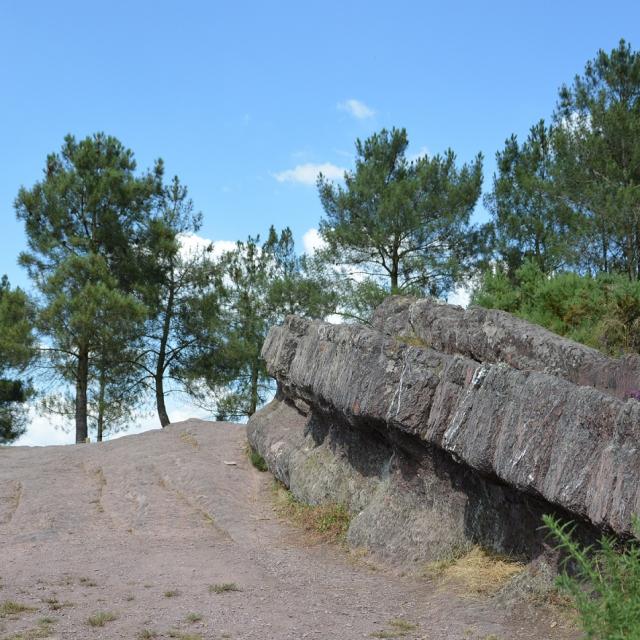 Merlins Sitz, legendäre Stätte auf den Höhen des Val sans retour im Wald von Brocéliande