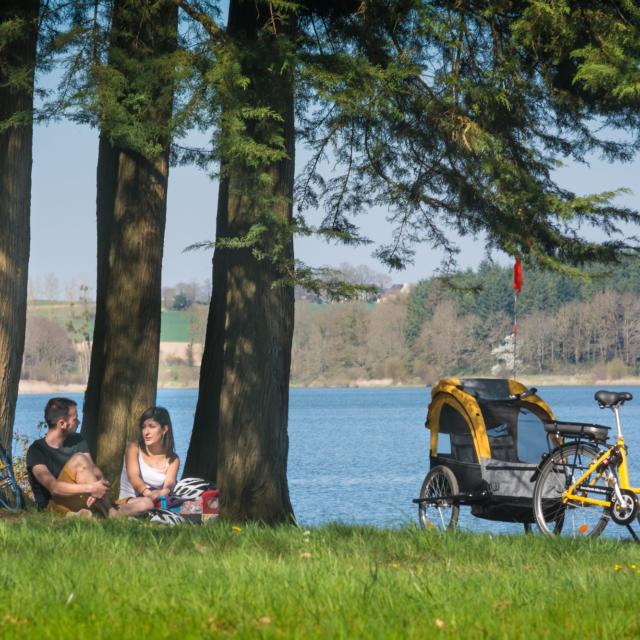 promenade en Vélo à assistance électrique sur les bords du lac au Duc à Ploërmel