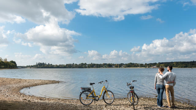 Ruta verde alrededor del lago Brocéliande en bicicleta