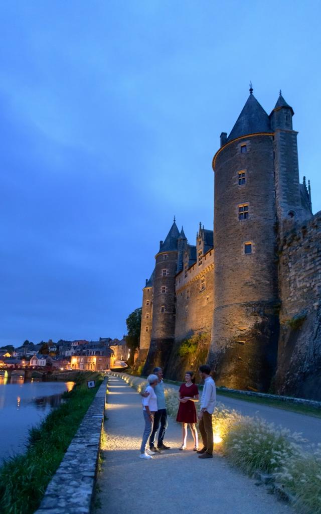 Halage Josselin Au Crépuscule