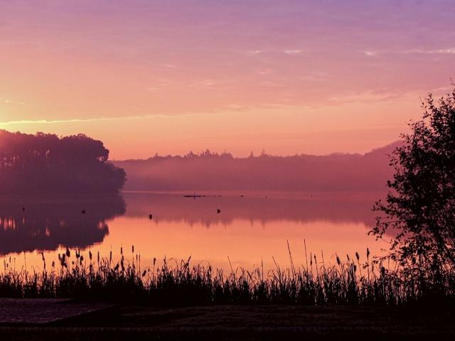 lever-de-soleil-au-lac-de-tremelin-destination-broceliande.jpg