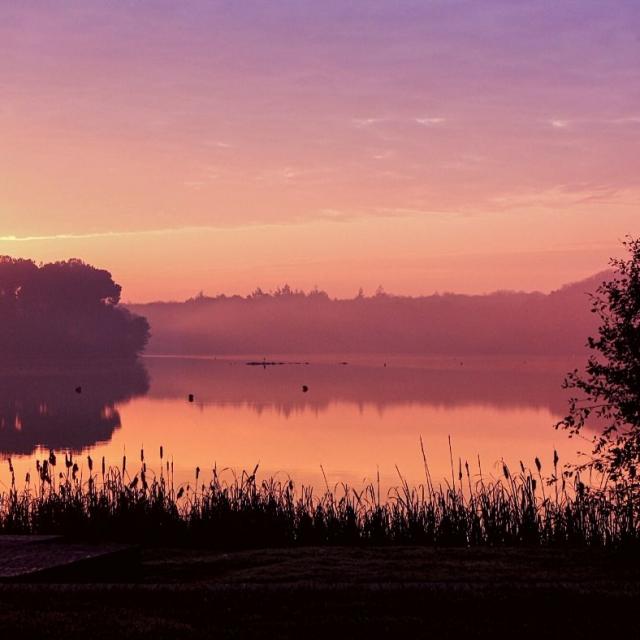 lever-de-soleil-au-lac-de-tremelin-destination-broceliande.jpg