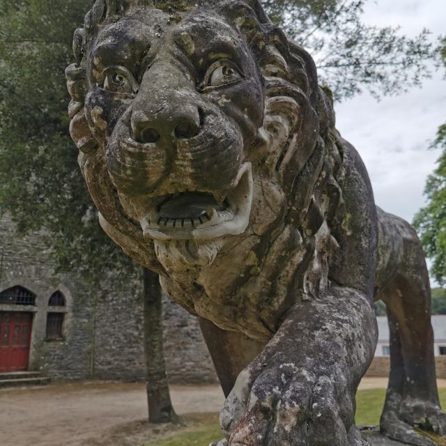 Chateau Josselin - león guardián del parque