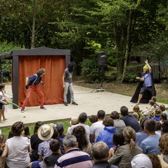 Les Estivales, Gärten von Brocéliande. Schauspiel Die Legende von Verbruntschneck.